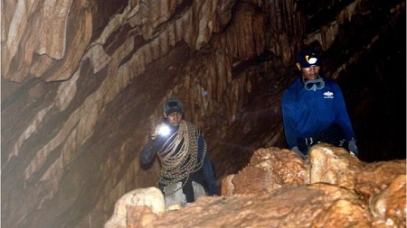 I soccorritori cercano i ragazzi nella grotta